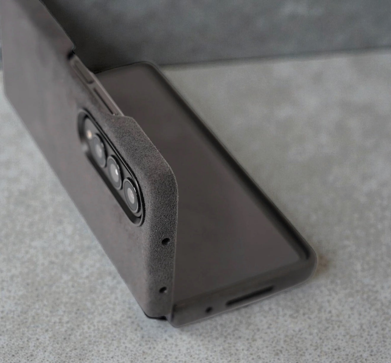 Samsung Galaxy Z Fold 4 Alcantara Skal – Space Grey